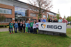 Die Schülerinnen und Schüler des Zukunftstages 2017 bei BEGO mit Walter Esinger, Geschäftsführer BEGO Implant Systems GmbH & Co. KG.