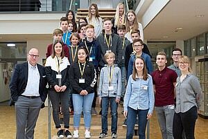 Die Schülerinnen und Schüler des Zukunftstages 2018 bei BEGO mit dem Organisationsteam der BEGO Azubis aus dem ersten Lehrjahr und Christoph Weiss, dem geschäftsführenden Gesellschafter der BEGO Unternehmensgruppe.