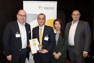 Christoph Weiss, Managing Partner of the BEGO Group and Jürgen Schultze, Head of International Sales of the BEGO Bremer Goldschlägerei and BEGO Medical, presented the Wilhelm-Herbst-Award 2018 to the team of i-Cast