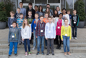 Die Schülerinnen und Schüler des Zukunftstages 2015 bei BEGO mit dem Organisationsteam der BEGO Azubis aus dem ersten Lehrjahr. 
