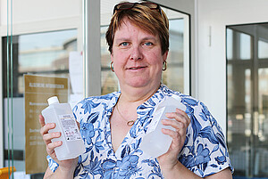 Sabine Metschies, quality management and quality assurance employee in the BEGO material production, is pleased to hand over the disinfectants produced by BEGO to interested companies from the Technology Park Uni Bremen.