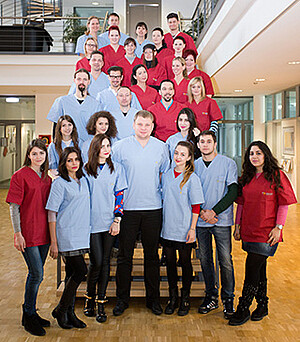 Die 39 Zahntechnikauszubildenden, Meisterschüler und Zahnmedizinstudenten bei einem gemeinsamen Gruppenfoto im Foyer der BEGO
