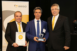 Ralf Leckzik (1.v.l.), Area Sales Manager BEGO Implant Systems, und Walter Esinger (3.v.l.), Geschäftsführer BEGO Implant Systems, verliehen Hamid Aghajani (2.v.l.) den Wilhelm-Herbst-Award für die beste Vertriebsperformance 2016 bei BEGO Implant Syste