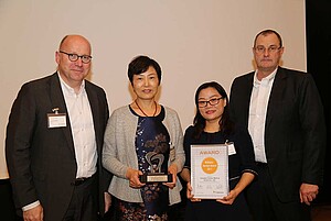 Pleased with the Wilhelm-Herbst-Award for the best sales performance in the field of CAD/CAM solutions in 2017: Shanghai Foshion Medical Systems. From left to right: Christoph Weiss, Huizhen Zhang, Managing Director of Shanghai Foshion Medical Systems, Jianghong Cheng, Vice General Manager of Shanghai Foshion Medical Systems, and Jürgen Schultze.