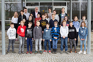 Die Schüler des Zukunftstages 2019 bei BEGO mit dem Organisationsteam der BEGO Azubis aus dem ersten Lehrjahr und Christoph Weiss, dem geschäftsführenden Gesellschafter der BEGO Unternehmensgruppe. 