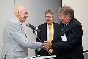 Manfred Kowal, erster Vorsitzender der PAZ, (rechts) gratuliert Joachim Weiss, Seniorchef des Dentalspezialisten BEGO (links) herzlich zur Ehrenmitgliedschaft der PAZ; ebenfalls im Bild: ZTM Henning Wulfes, ehemaliger Leiter des BEGO TRAINING CENTER (Mitte)