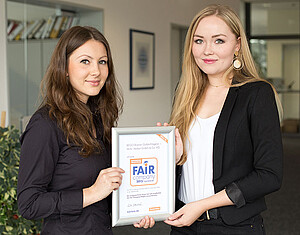 Anna Katharina Nuxoll (rechts), derzeitige Praktikantin im Bereich Brand & Marketing Communications, freut sich zusammen mit Viktoria Dederer (links) über das „Fair Company“-Siegel 2015.